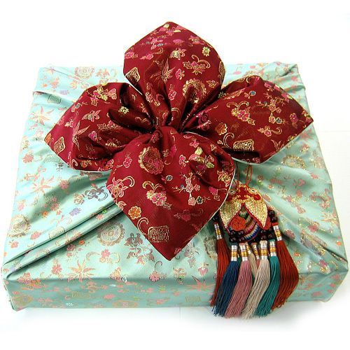 Furoshiki - Nét tinh tế trong nghệ thuật gói quà Nhật Bản