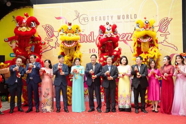 ĐẮM CHÌM TRONG KHÔNG GIAN MUA SẮM TẠI CHUỖI BÁN LẺ MỸ PHẨM AB BEAUTY WORLD VỪA KHAI TRƯƠNG