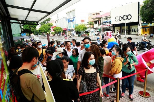 TP.HCM: Dòng người nô nức xếp hàng mua mỹ phẩm chính hãng ngày khai trương