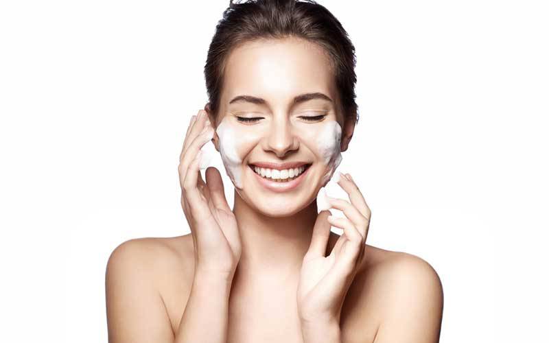 CÓ NÊN DÙNG SỮA RỬA MẶT TẠO BỌT?