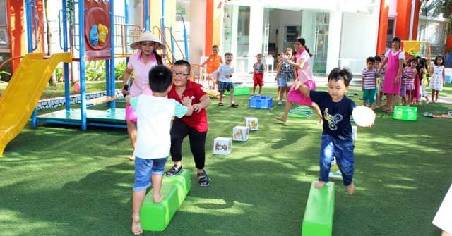 Bé Đi Chơi Và Vận Động