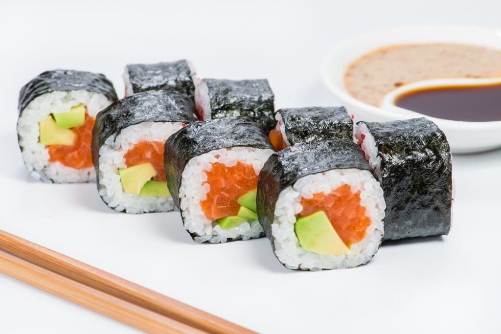 Cách làm sushi cuộn bơ cá hồi xông khói thơm ngon lạ miệng