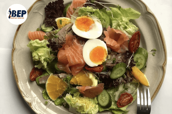 Salad cá hồi muối