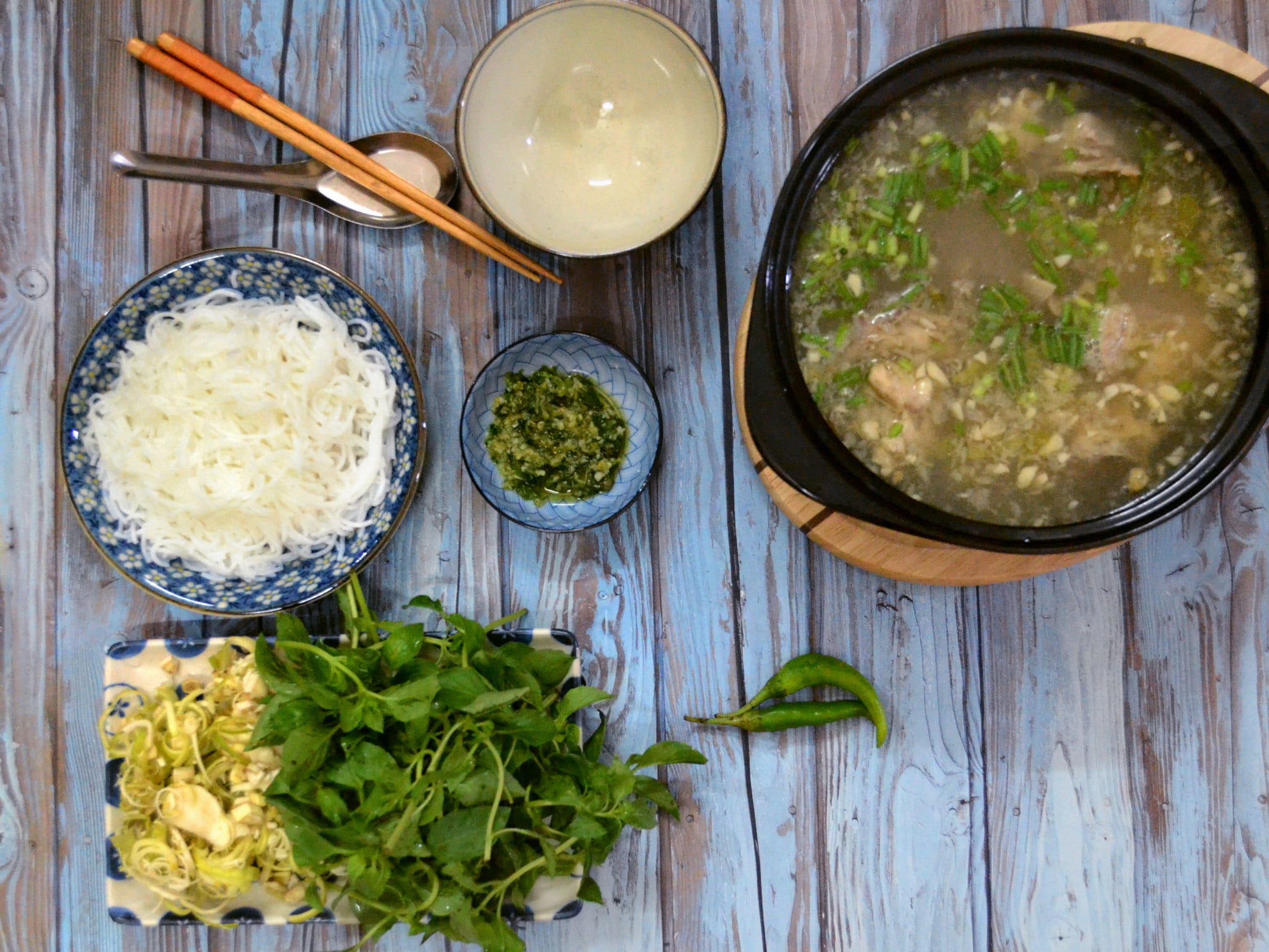 Bí quyết nấu món lẫu gà lá é giúp nước dùng thơm ngon chuẩn vị (Nguồn Chef Võ Quốc)