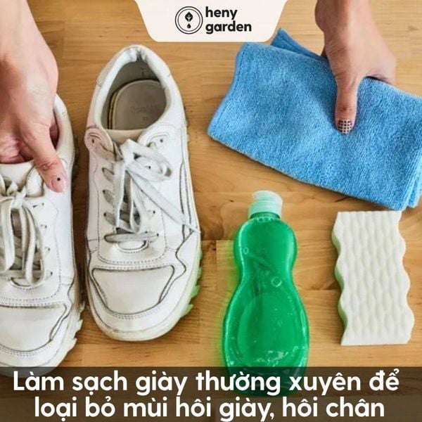 Làm sạch giày thường xuyên để loại bỏ mùi hôi giày, hôi chân