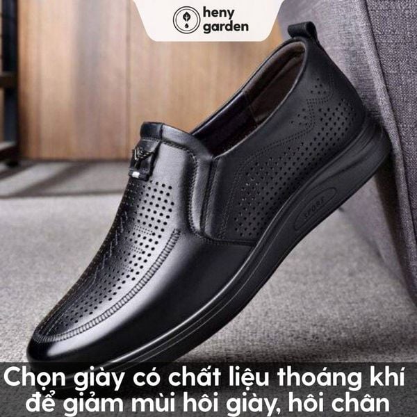 Chọn giày có chất liệu thoáng khí để giảm mùi hôi giày, hôi chân