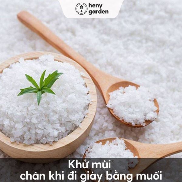 Khử mùi hôi chân khi đi giày bằng muối