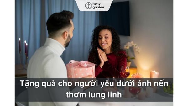 Tặng quà cho người yêu dưới ánh nến thơm lung linh