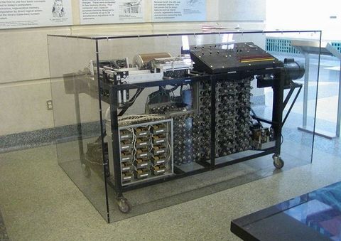 Máy tính điện tử đầu tiên ra đời năm nào? Ở đâu?