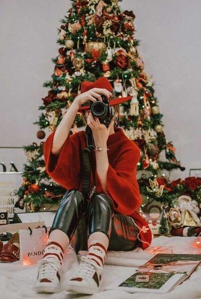 cách tạo dáng chụp ảnh với cây thông Noel