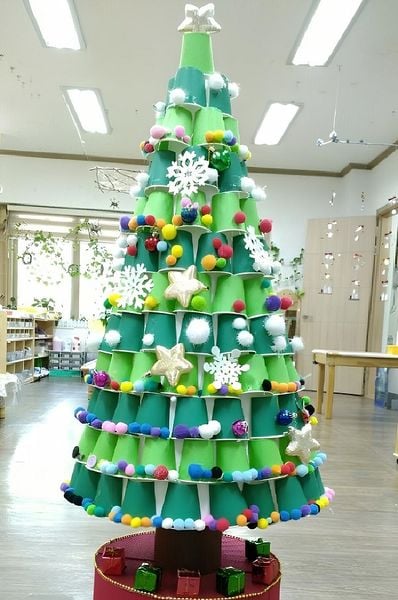 làm cây thông Noel bằng đồ tái chế ly nhựa