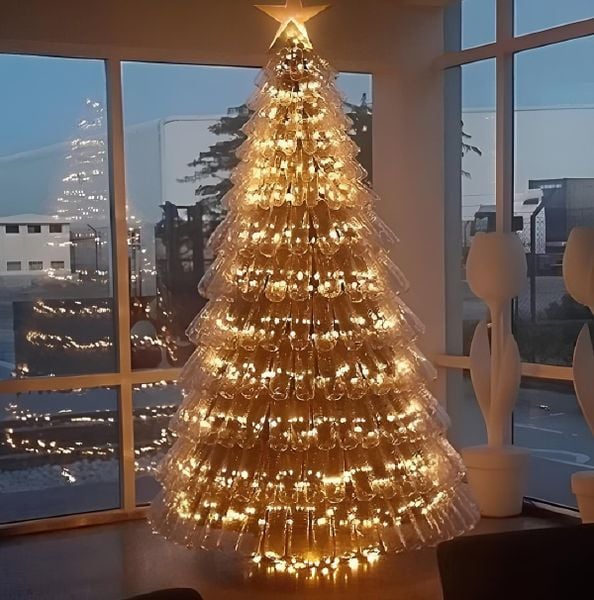làm cây thông Noel lớn bằng chai nhựa