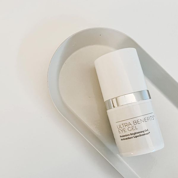 Giới Thiệu Ultra Benefits® Eye Gel: Giải Pháp Hiệu Quả Để Xóa Nếp Nhăn, Vết Chân Chim Và Các Mảng Thâm Vùng Mắt