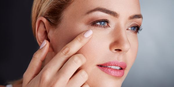 kem dưỡng mắt và cách loại bỏ nếp nhăn, nếp nhăn và phục hồi độ mềm mại