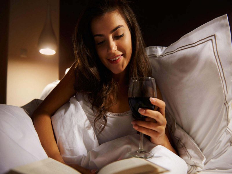Tác dụng của việc uống rượu vang đỏ trước khi đi ngủ