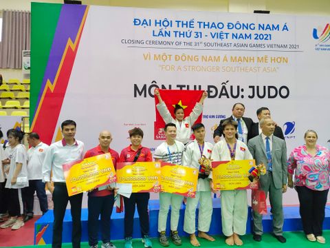 Kisshu trao thưởng nóng cho các vận động viên Judo Việt Nam đạt huy chương vàng tại SEA Games 31