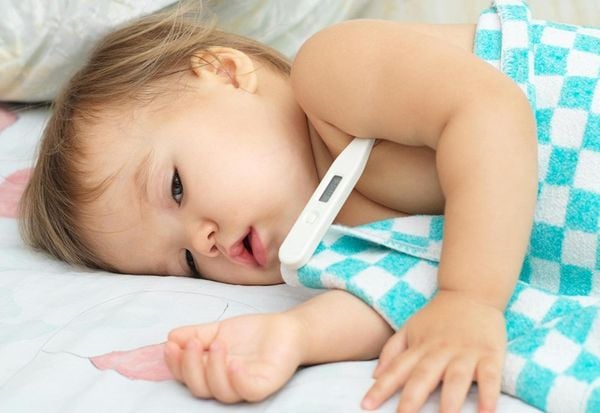 Trẻ sốt cần làm gì?