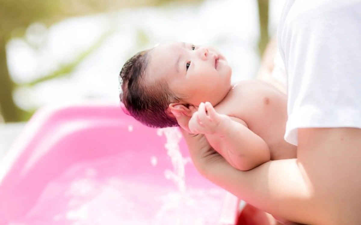 Tắm cho bé sơ sinh như thế nào?