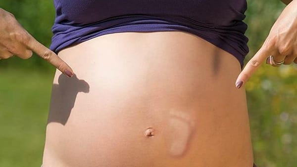 Bé đạp nhiều, cử động nhiều có sao không?