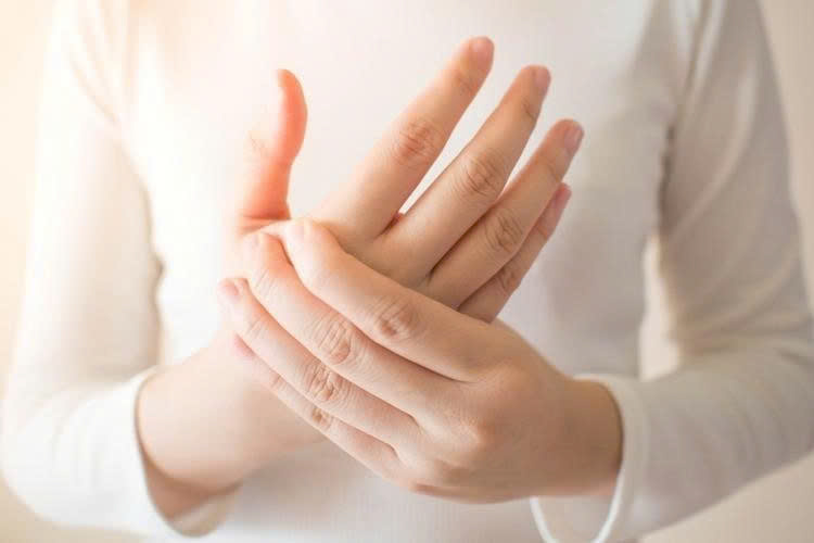 Trị đau cổ tay bằng day bấm huyệt dương cốc