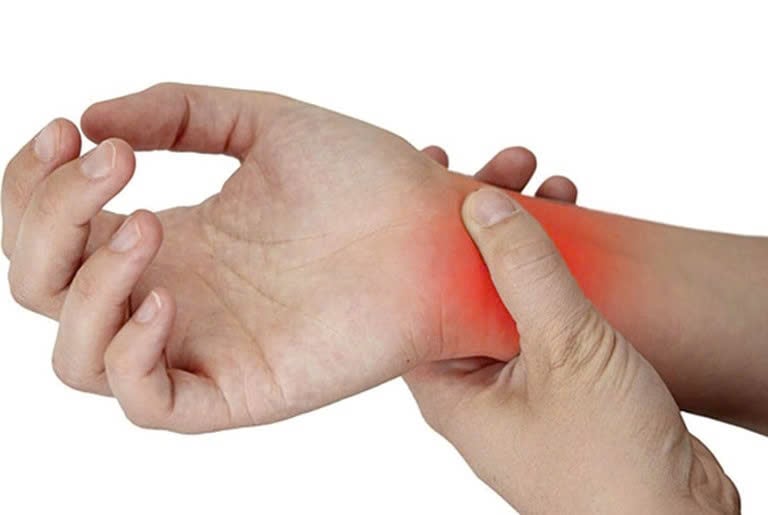 Trị đau khớp cổ tay cho Bầu bằng day bấm huyệt Thông Lý