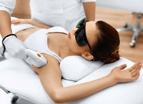 TRỊ MỒ HÔI NÁCH BẰNG TIA LASER: NHỮNG NGUY HẠI TIỀM ẨN