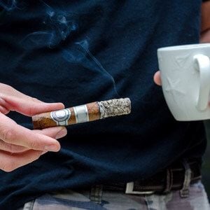 Cách để gạt tro Xì gà chuẩn - Cách sử dụng Xì Gà