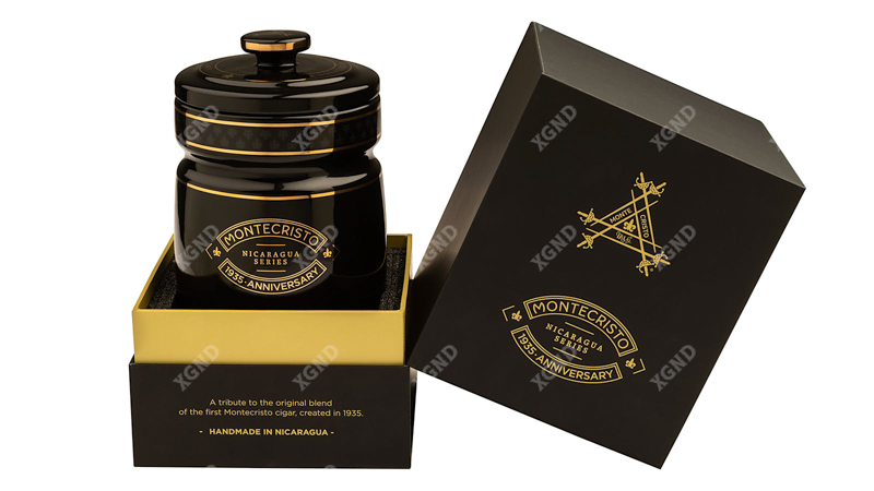 Xì gà Montecristo 1935 Anniversary Nicaragua được đựng trong hũ sứ cổ điển