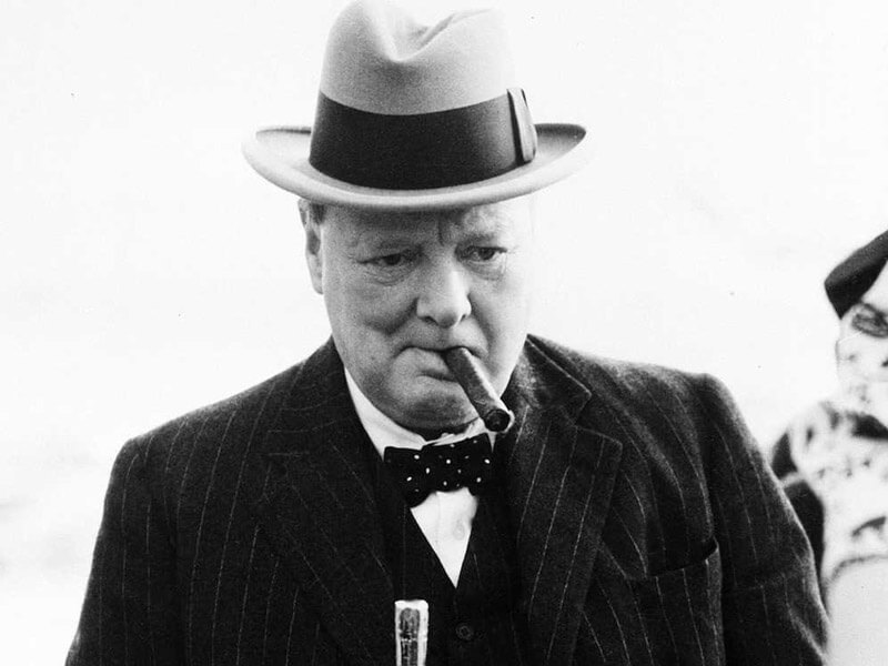 winston churchill hút xì gà, xì gà churchill, xì gà người nổi tiếng, xì gà cao cấp