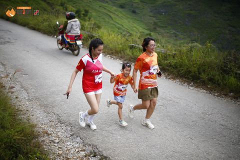 Chạy bộ giữa miền hoa xuân rạng rỡ