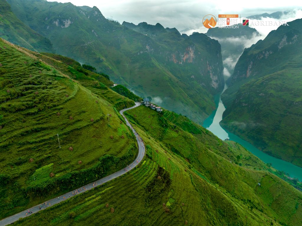 Dưới chân là Cao Nguyên Đá