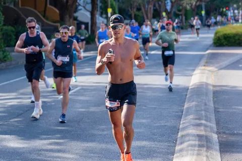 Runner bị hủy kết quả thi đấu vì... thuê người đạp xe ghi hình