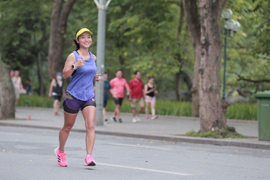 Sải bước trong nắng vàng mùa thu