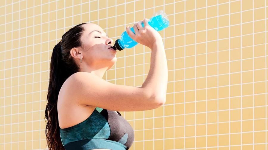 Nước uống thể thao trong hoạt động chạy bộ
