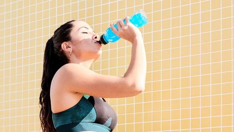 Nước uống thể thao trong hoạt động chạy bộ