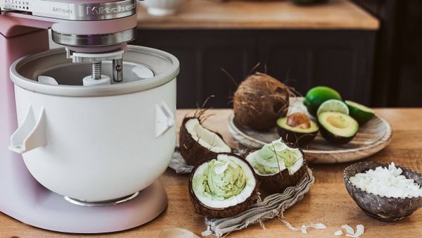 Sử dụng máy đánh trứng KitchenAid để tạo ra các loại kem và nước sốt tuyệt vời