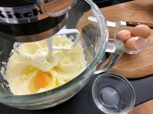 Cách thực hiện bánh bông lan sử dụng máy trộn bột kitchenaid