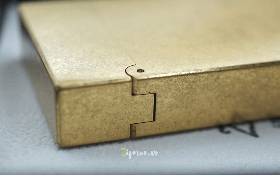 Cạnh bản lề bật lửa Zorro 552 đồng khối xịn