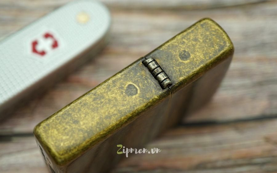 Bản lề 5 chấu của Zippo antique brass