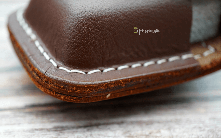 Chiếc bao da đựng Zippo rất chắc chắn