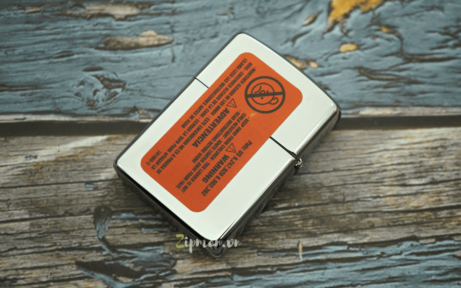 Mặt sau Zippo armor trắng bóng trơn gắn tem