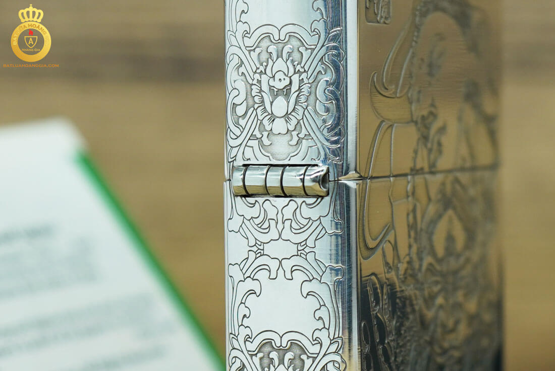 Bản lề 5 chấu của chiếc zippo bạc khối