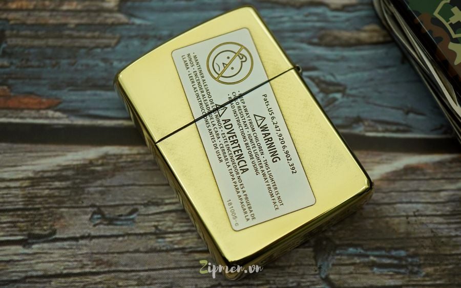 Mặt sau Zippo armor khắc hình vỉ đá và tem