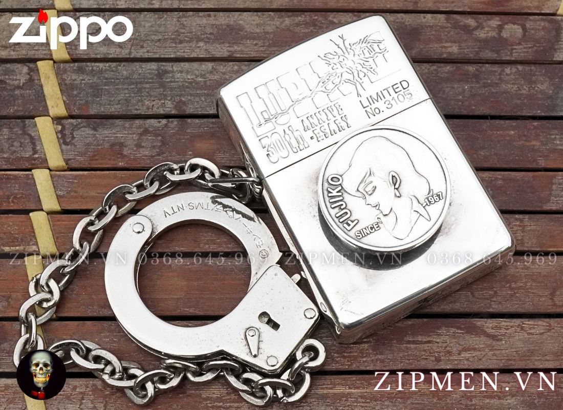 Bật lửa zippo la mã mạ bạc năm 1996 đính emblem chủ đề truyện Fujiko