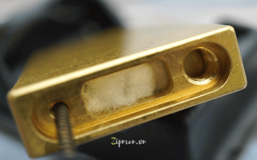 Bên trong bật lửa zorro brass 552 đồng khối