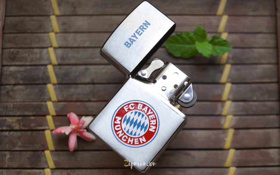 Ảnh buồng đốt Zippo logo FC Bayern khi mở nắp