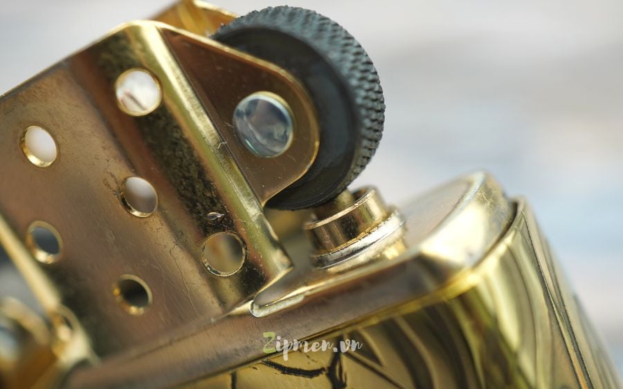 Cổ đá cao màu vàng bằng đồng