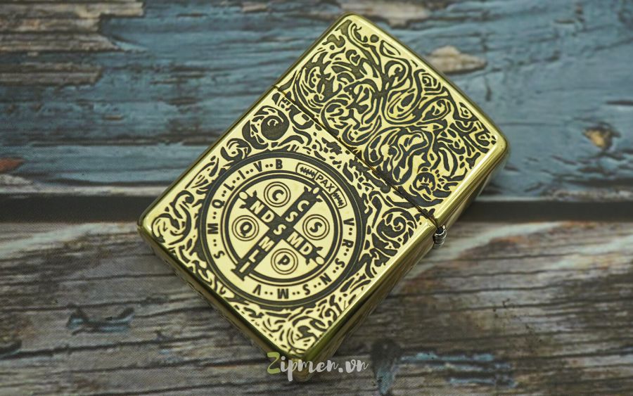 Mặt sau Zippo amror chủ đề thánh giá
