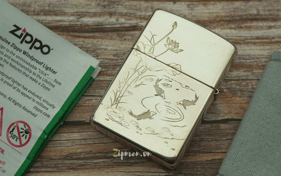 Mặt sau Zippo bạc khối cá chép