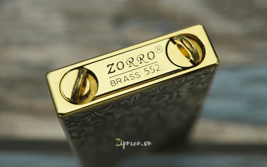 Mộc đáy bật lửa Zorro brass 552 hoa văn